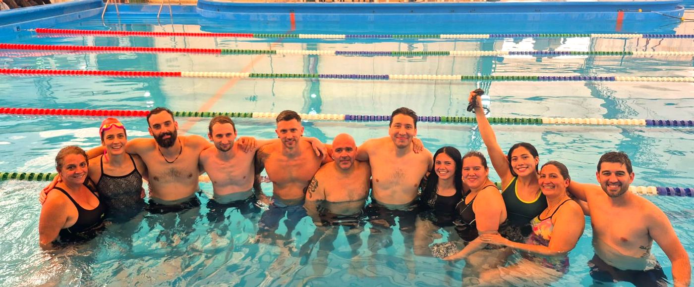 Equipo de natación del Club Atlético Pilar en la pileta